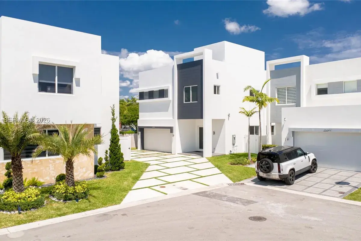 10381 NW 67th Ter, Doral FL 33178