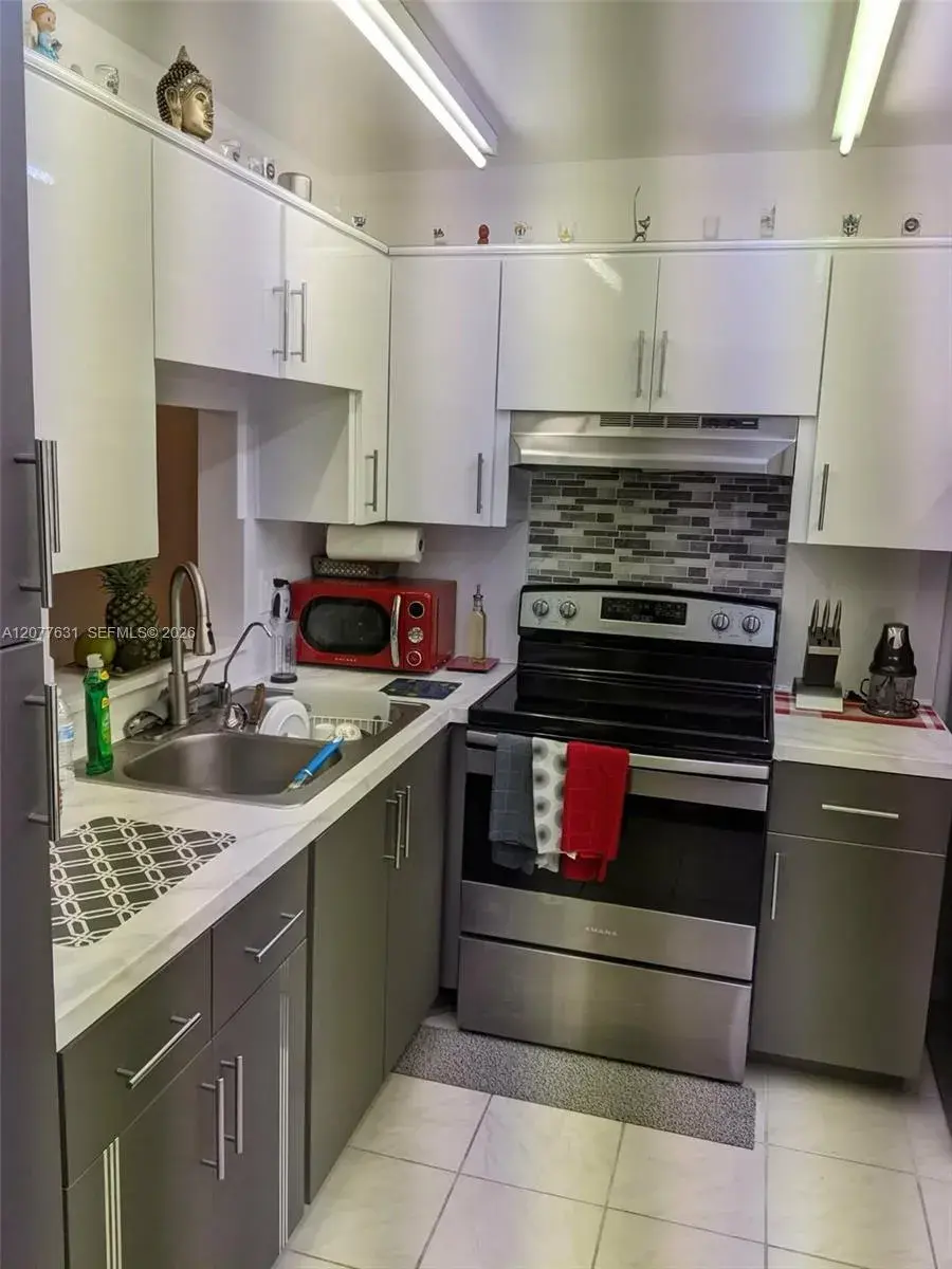 1 bedroom 1 bath Residential for sale at 233 NE 14th Ave # 205, Hallandale Beach FL 33009