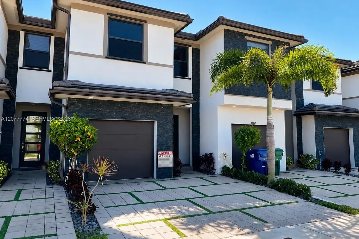 9116 NW 158th St, Miami Lakes FL 33018