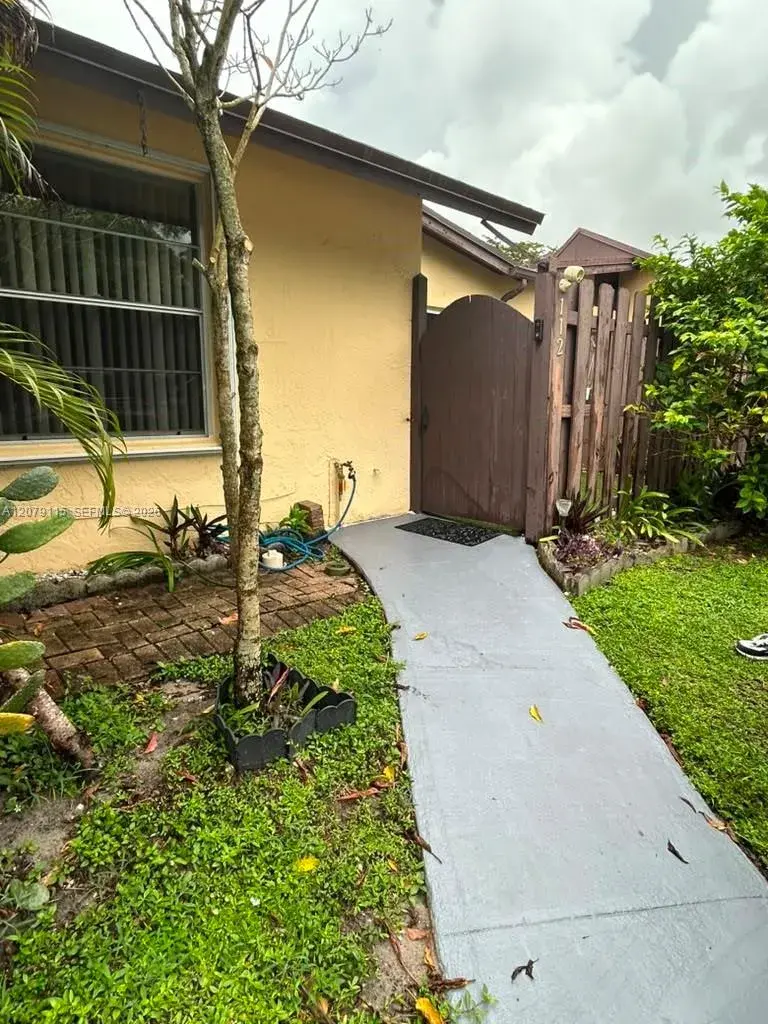 2 bedroom 2 bath Residential Lease for rent at 112 Fox Rd # 50, Hollywood FL 33024