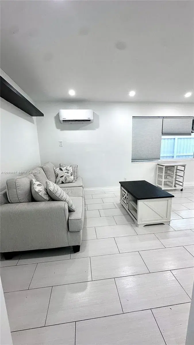 1 bedroom 1 bath Residential Lease for rent at 2415 Thomas st # B, Hollywood FL 33020