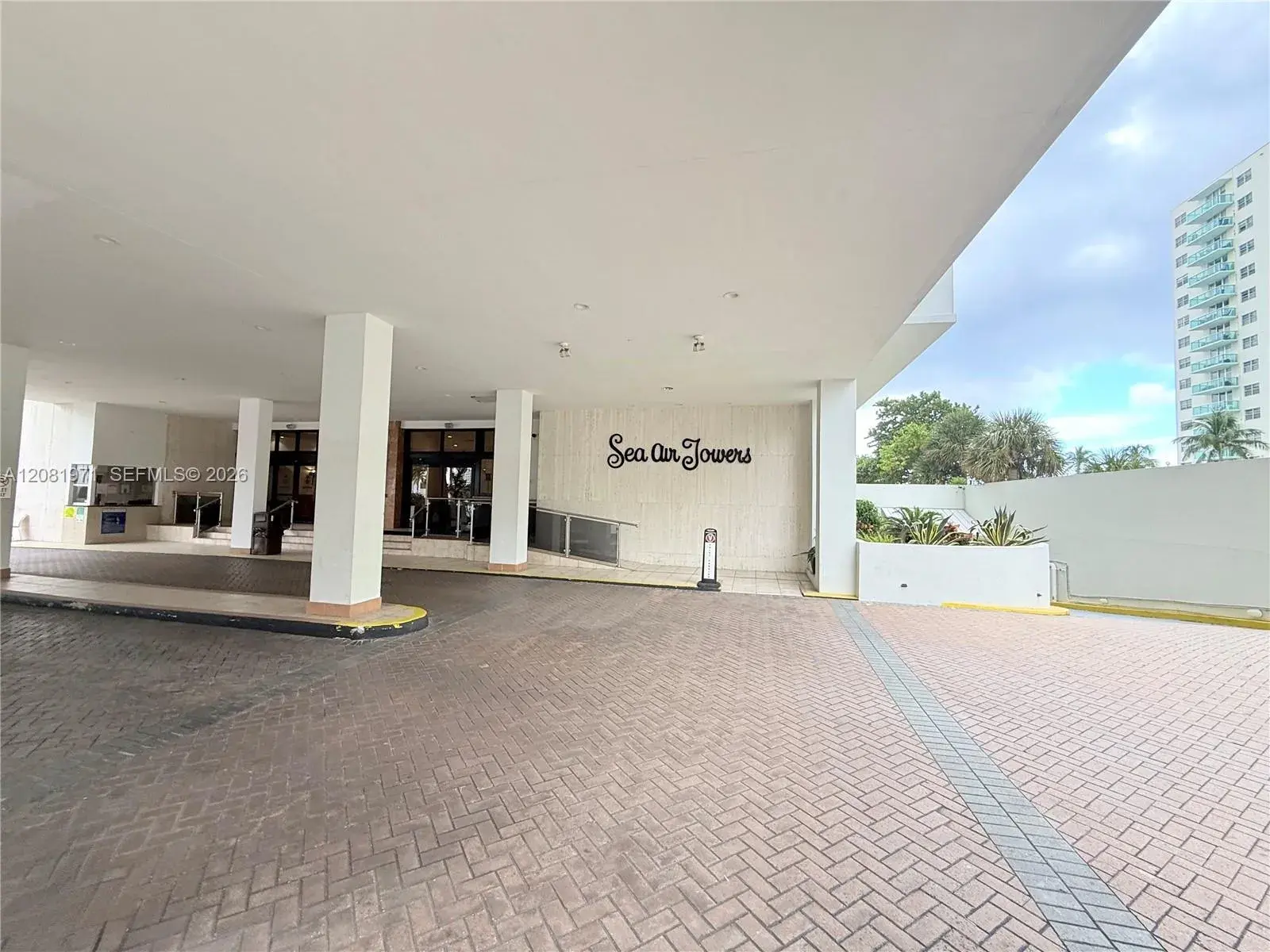1 bedroom 1 bath Residential Lease for rent at 3725 S Ocean Dr # 423, Hollywood FL 33019