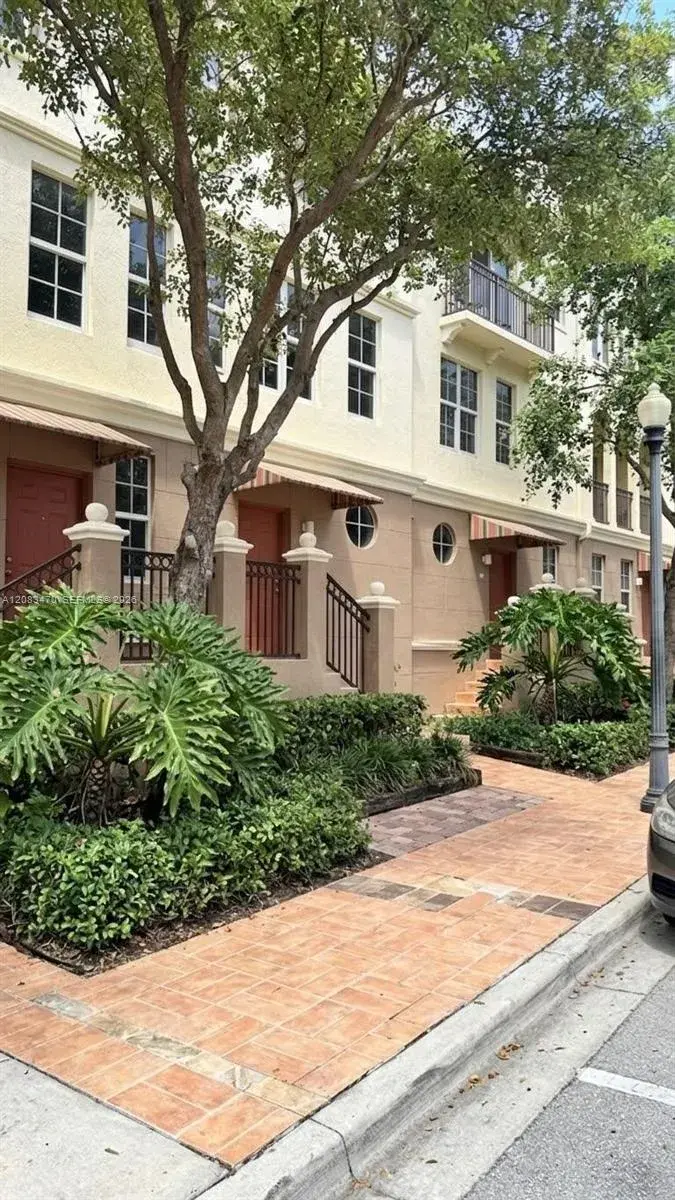 2 bedroom 2 bath Residential for sale at 3232 SW 22nd Ter # 113, Miami FL 33145