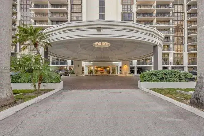 2 bedroom 2 bath Residential for sale at 1450 Brickell Bay Dr # 511, Miami FL 33131