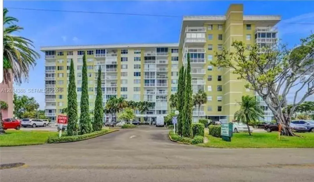 2 bedroom 2 bath Residential for sale at 4400 Hillcrest Dr # B, Hollywood FL 33021