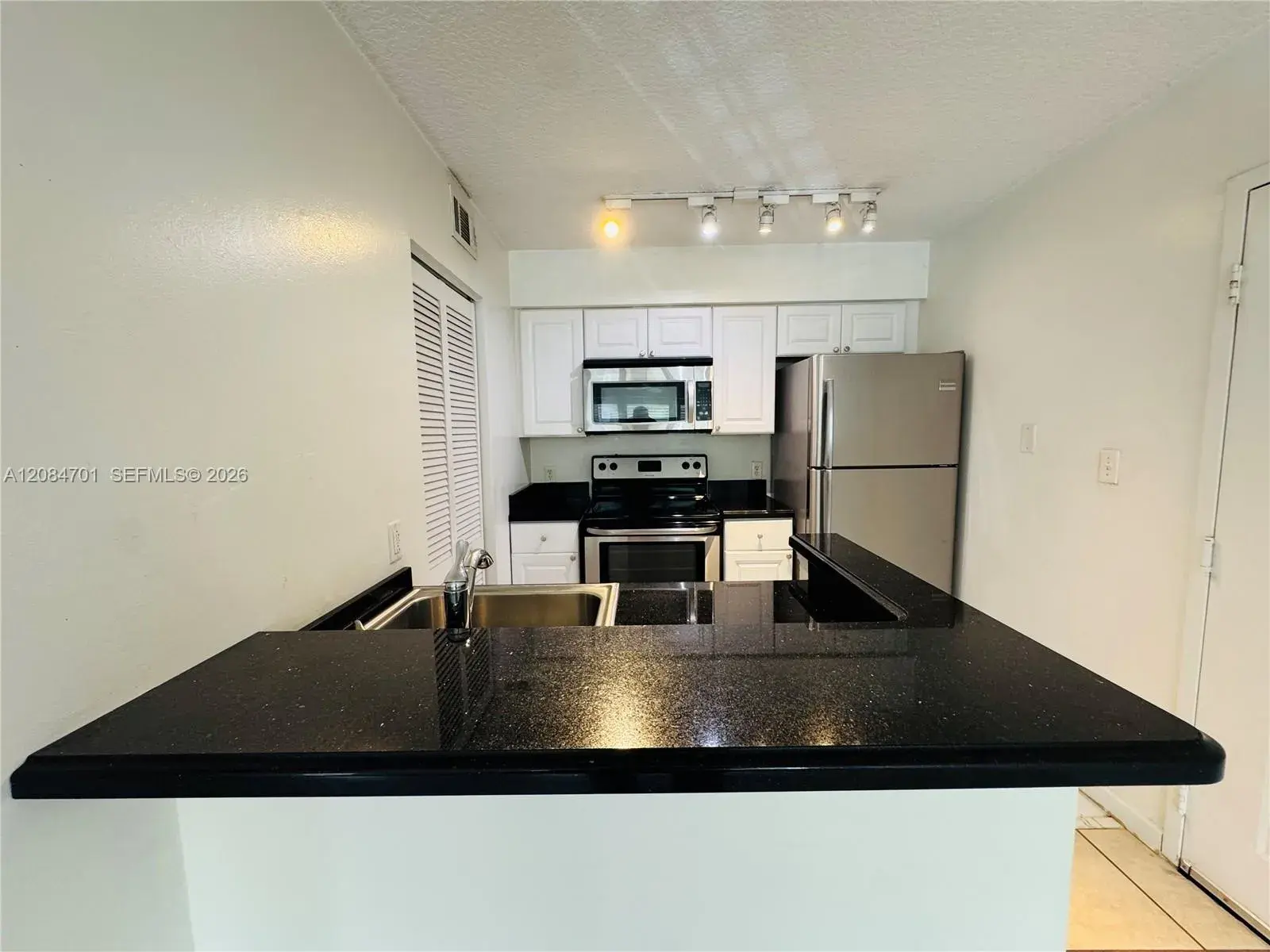 1 bedroom 1 bath Residential Lease for rent at 630 S Park Rd # 3, Hollywood FL 33021