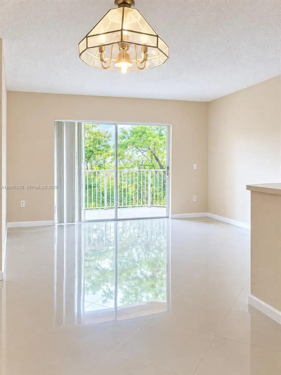 2 bedroom 2 bath Residential for sale at 6976 SW 39th St # G205, Davie FL 33314