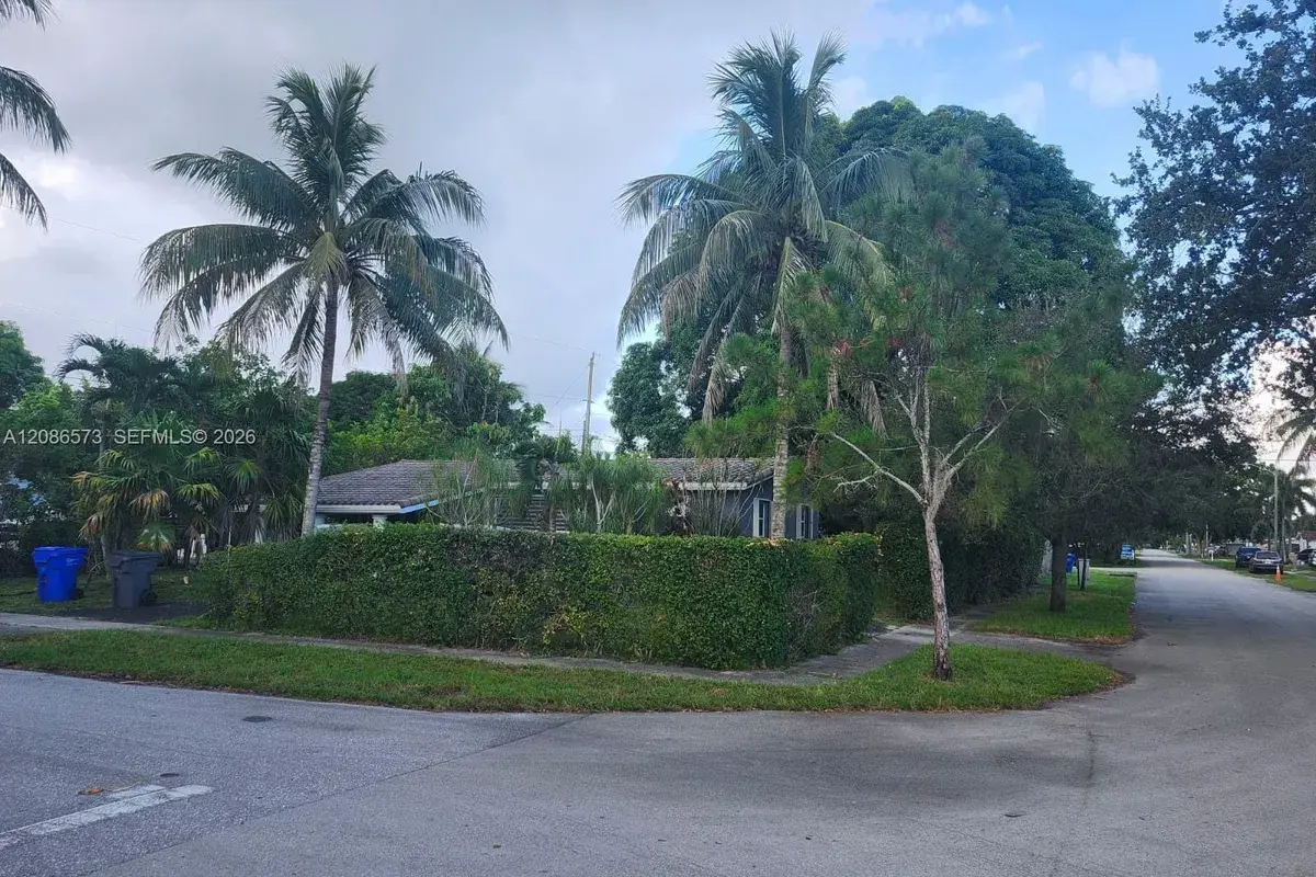 6570 Thomas St, Hollywood FL 33024