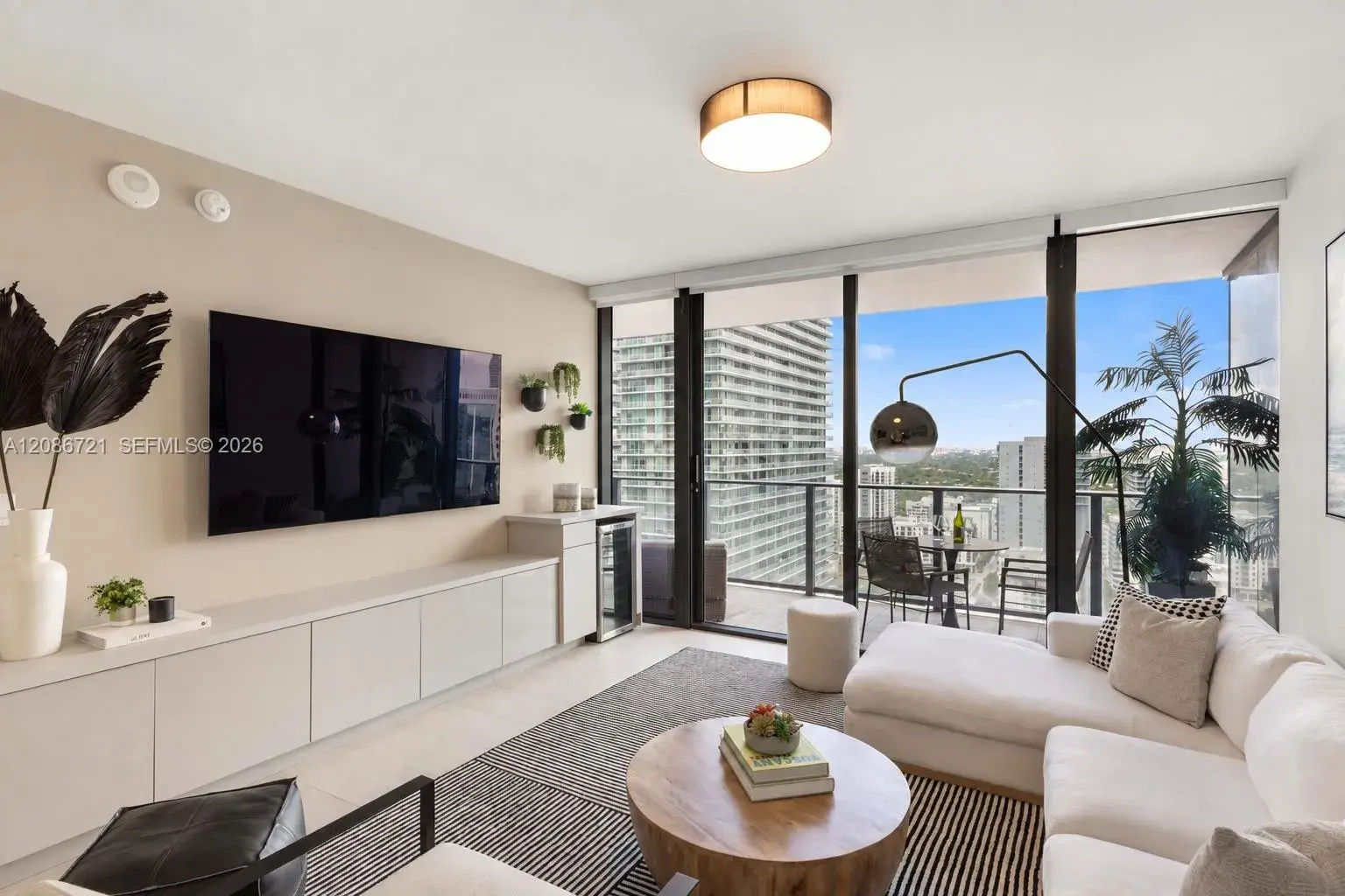 1 bedroom 1 bath Residential for sale at 1000 Brickell Plaza # 2704, Miami FL 33131