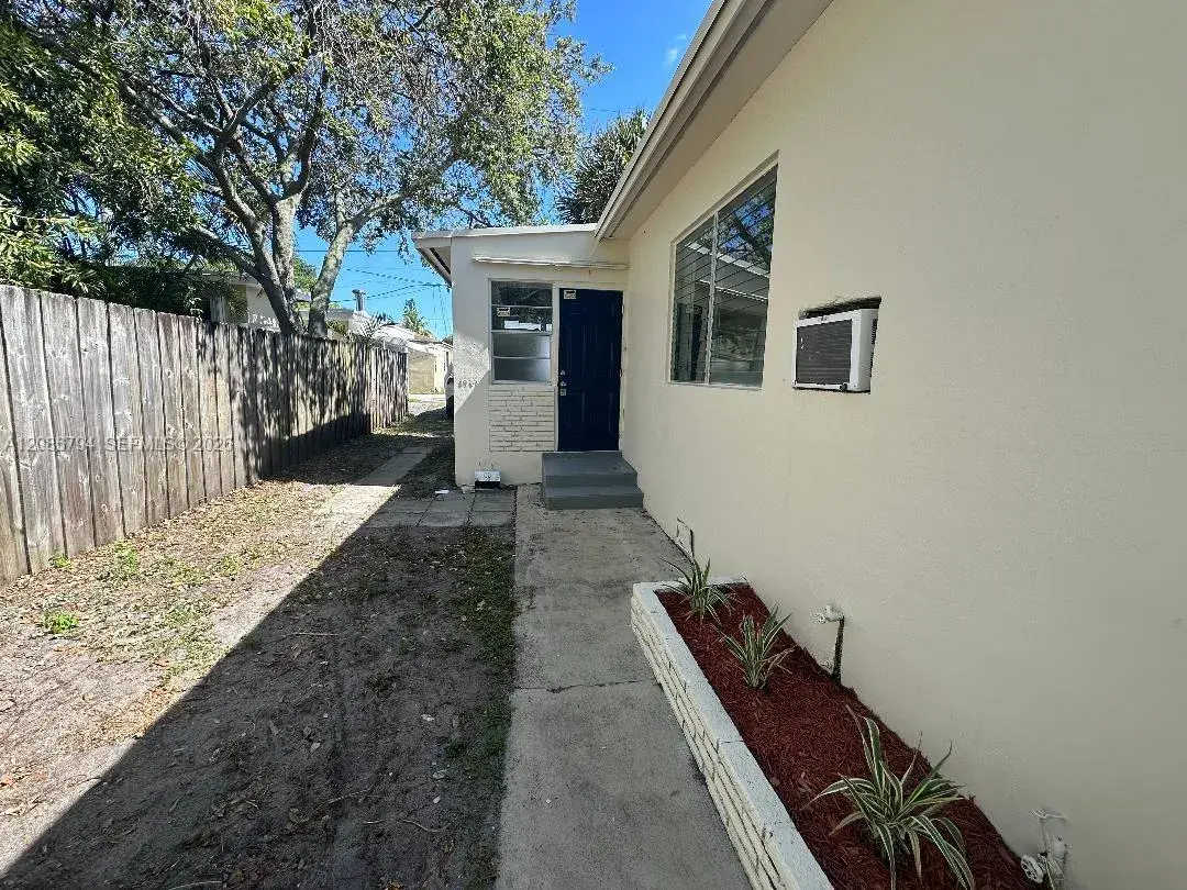 1 bedroom 1 bath Residential Lease for rent at 1948 Lincoln St # 2, Hollywood FL 33020