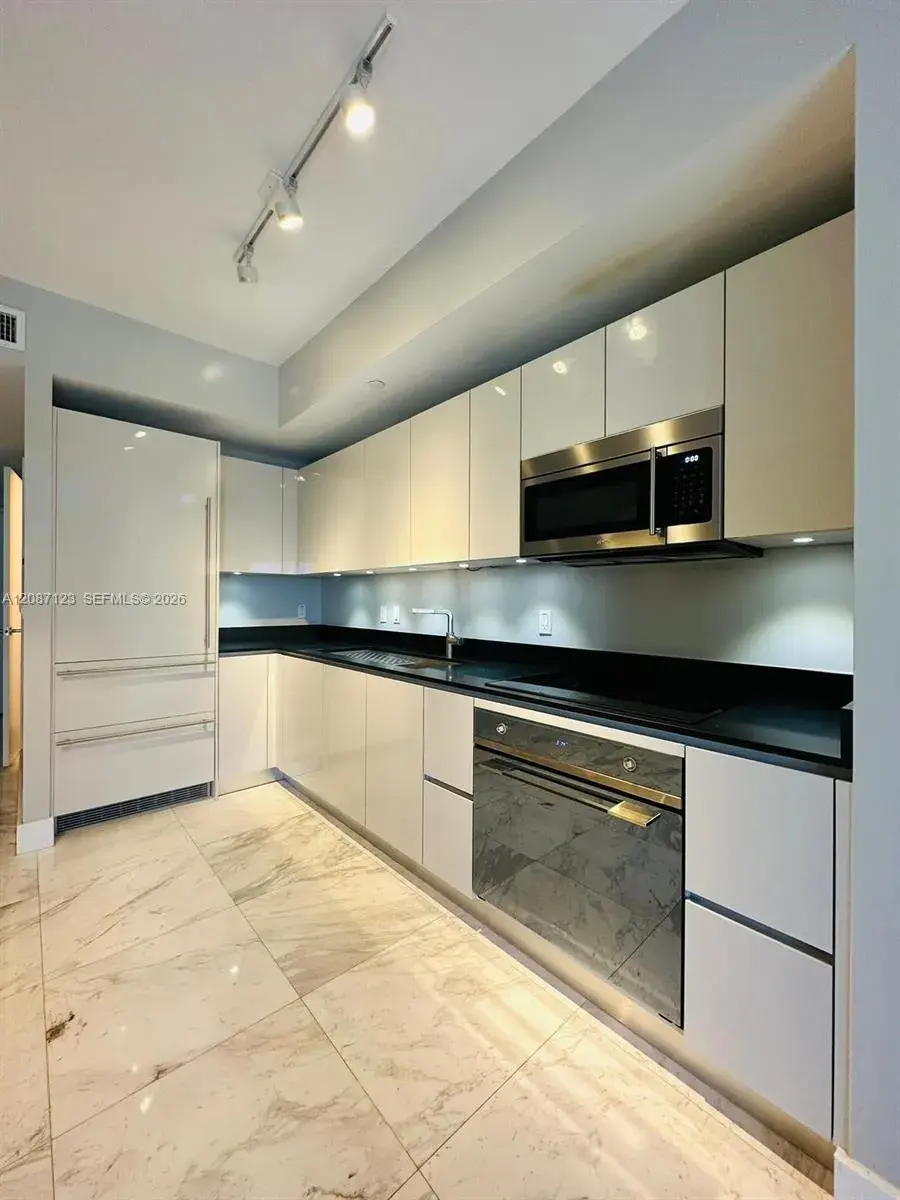 1 bedroom 1 bath Residential for sale at 1010 Brickell Ave # 4208, Miami FL 33131