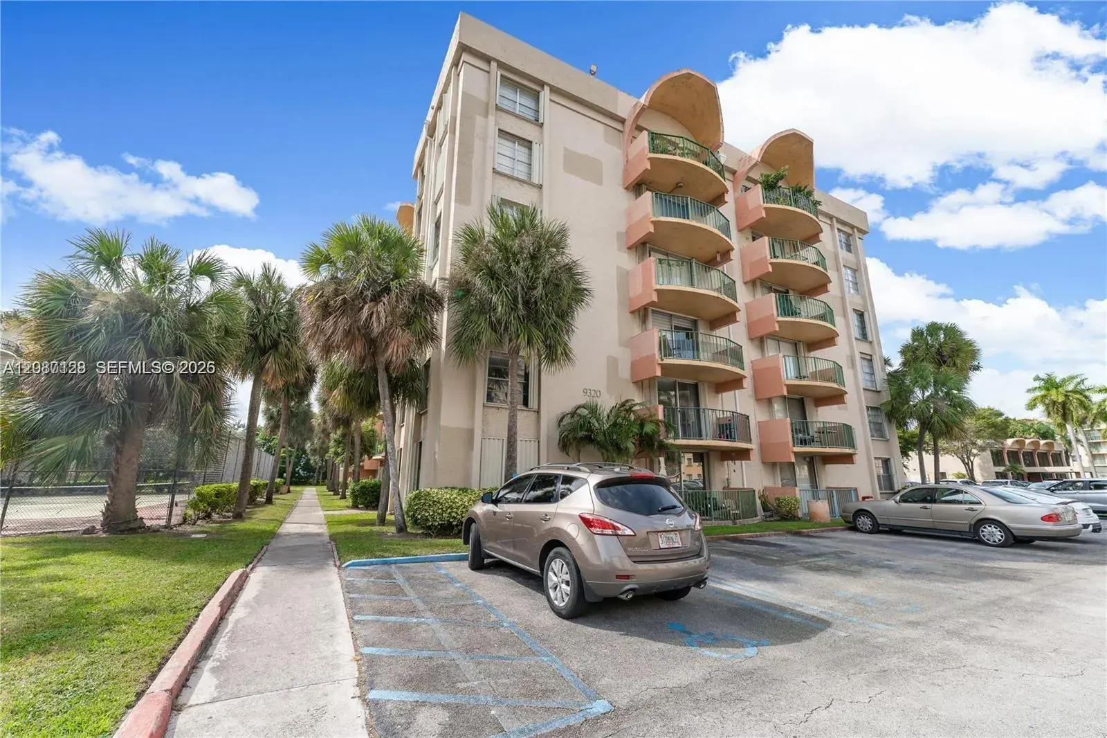 2 bedroom 2 bath Residential for sale at 9310 Fontainebleau Blvd # 606, Miami FL 33172