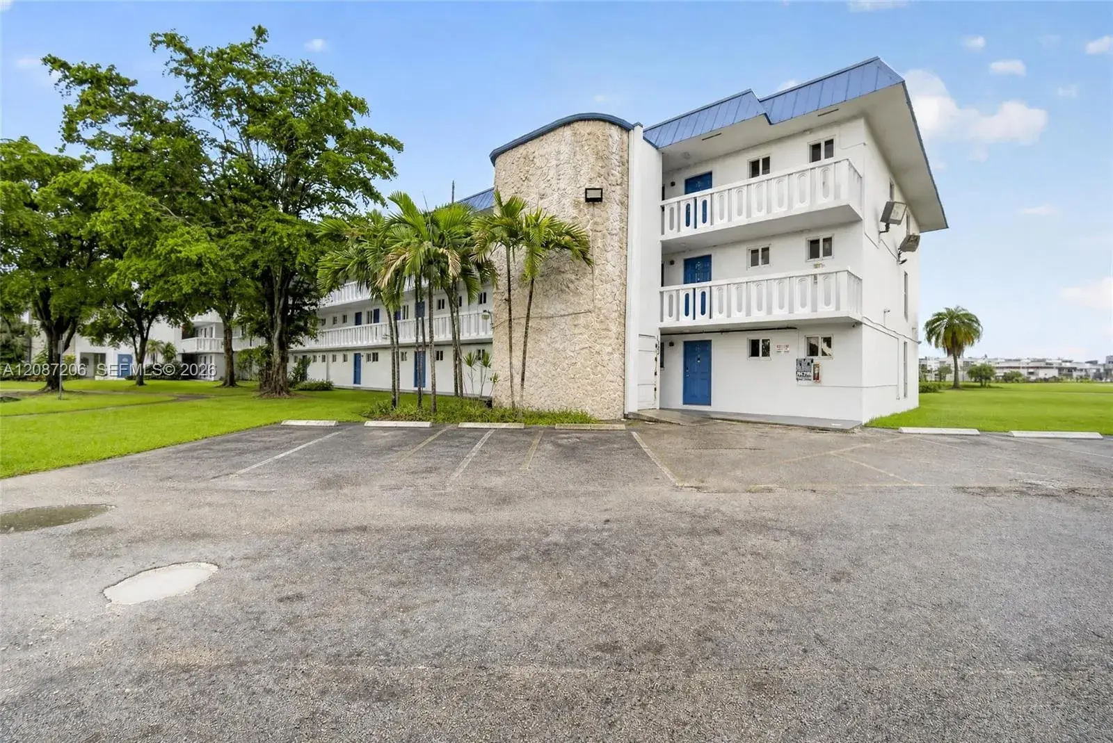 1 bedroom 1 bath Residential for sale at 1000 NE 191st St # 14, Miami FL 33179