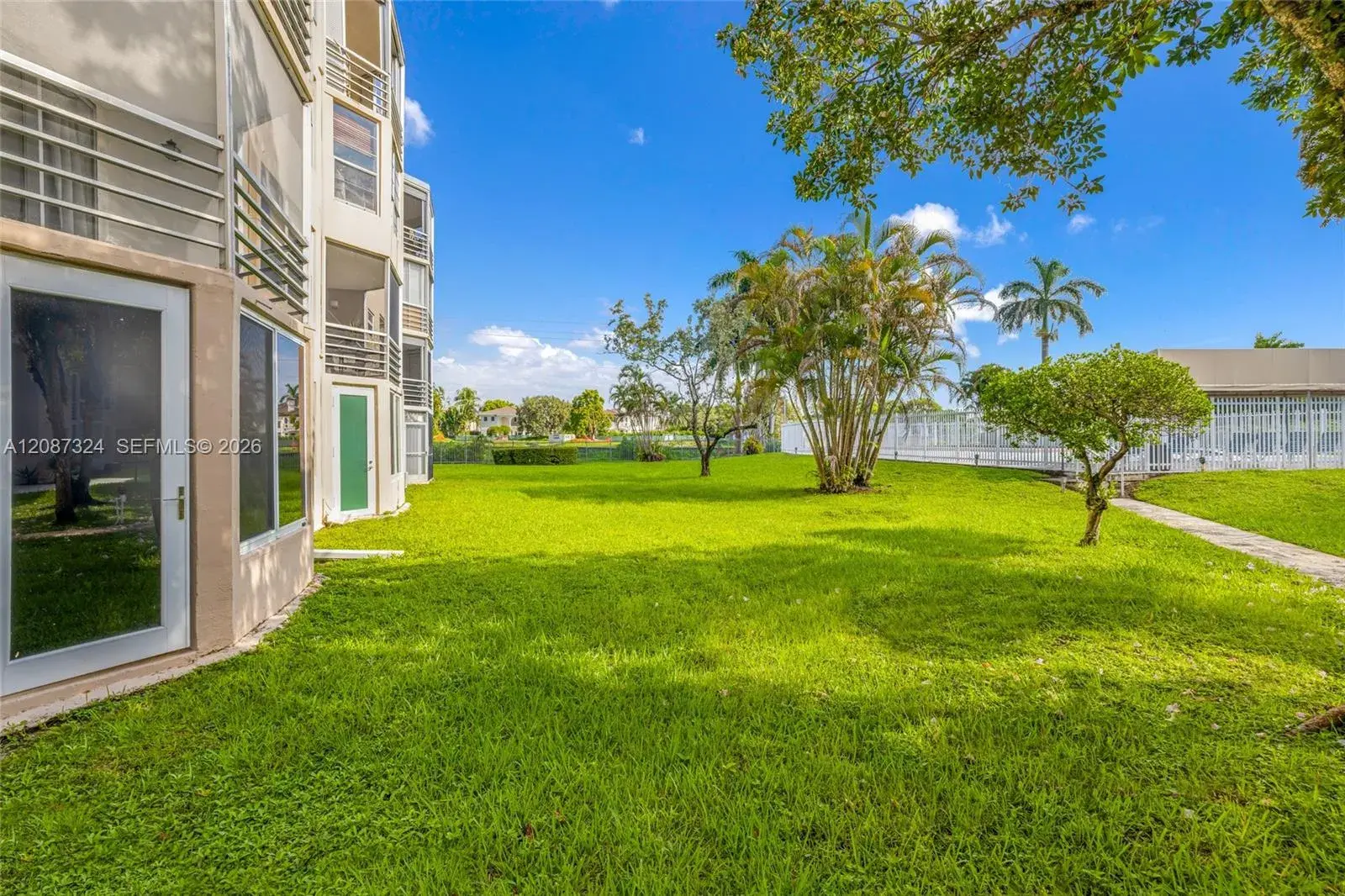 1 bedroom 1 bath Residential for sale at 1401 NE 191st St # D107, Miami FL 33179