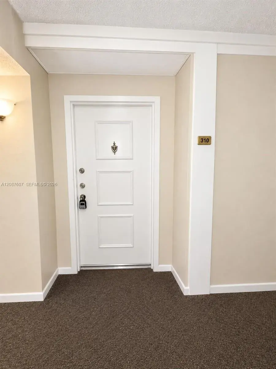 1 bedroom 1 bath Residential for sale at 301 Racquet Club Rd # 310, Weston FL 33326