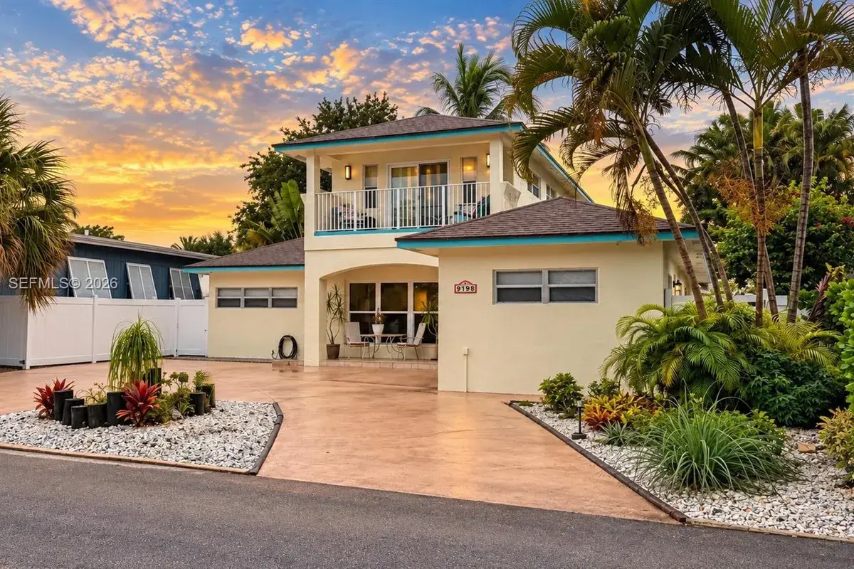 919 S Lakeside Pl, Lantana FL 33462