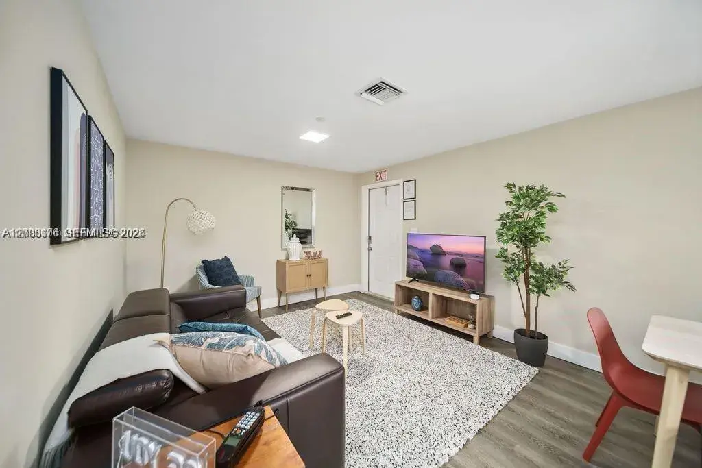 2 bedroom 2 bath Residential Lease for rent at 2324 Garfield St # 4, Hollywood FL 33020