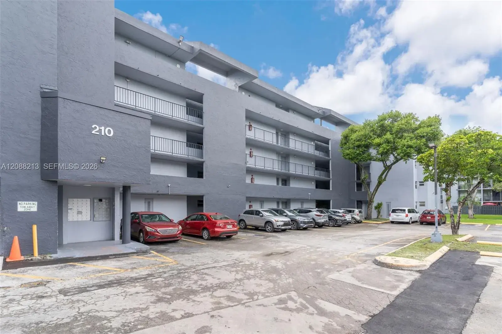 1 bedroom 1 bath Residential for sale at 210 Fontainebleau Blvd # 410, Miami FL 33172