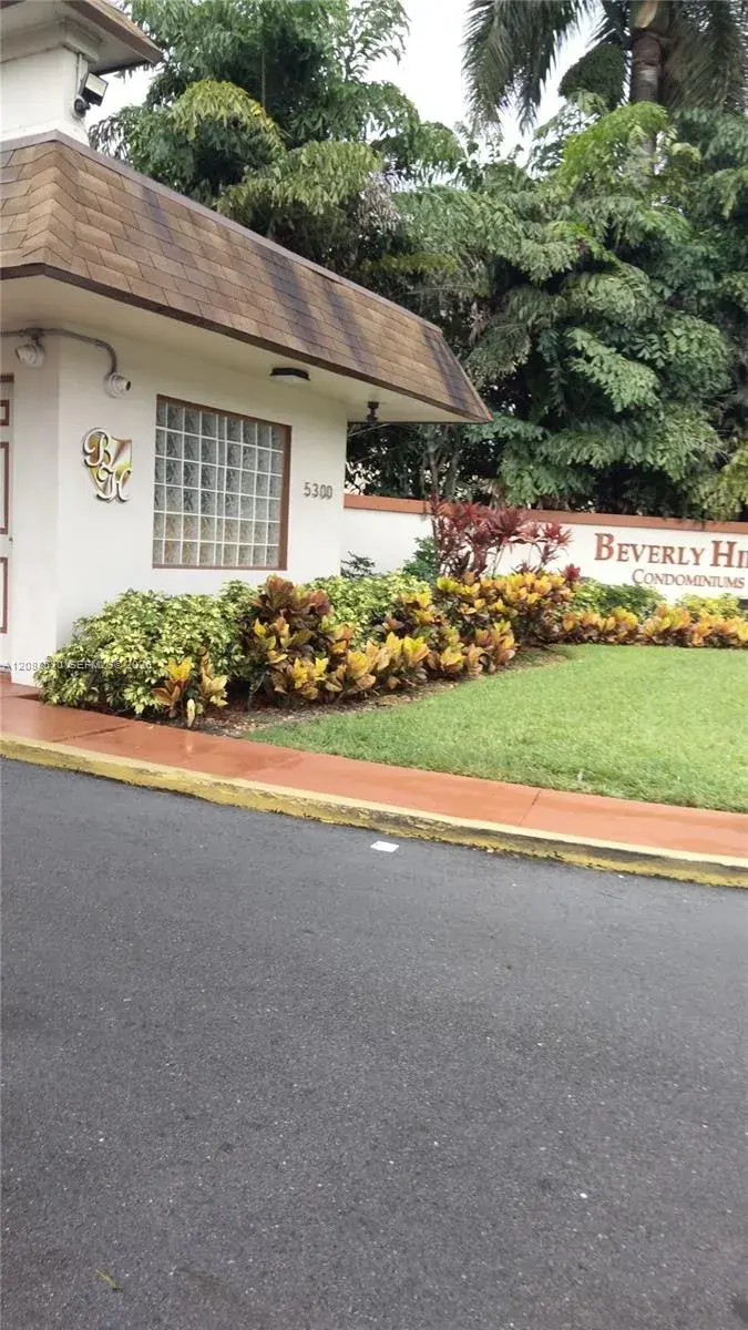 2 bedroom 1 bath Residential for sale at 5300 Washington St # 225G, Hollywood FL 33021