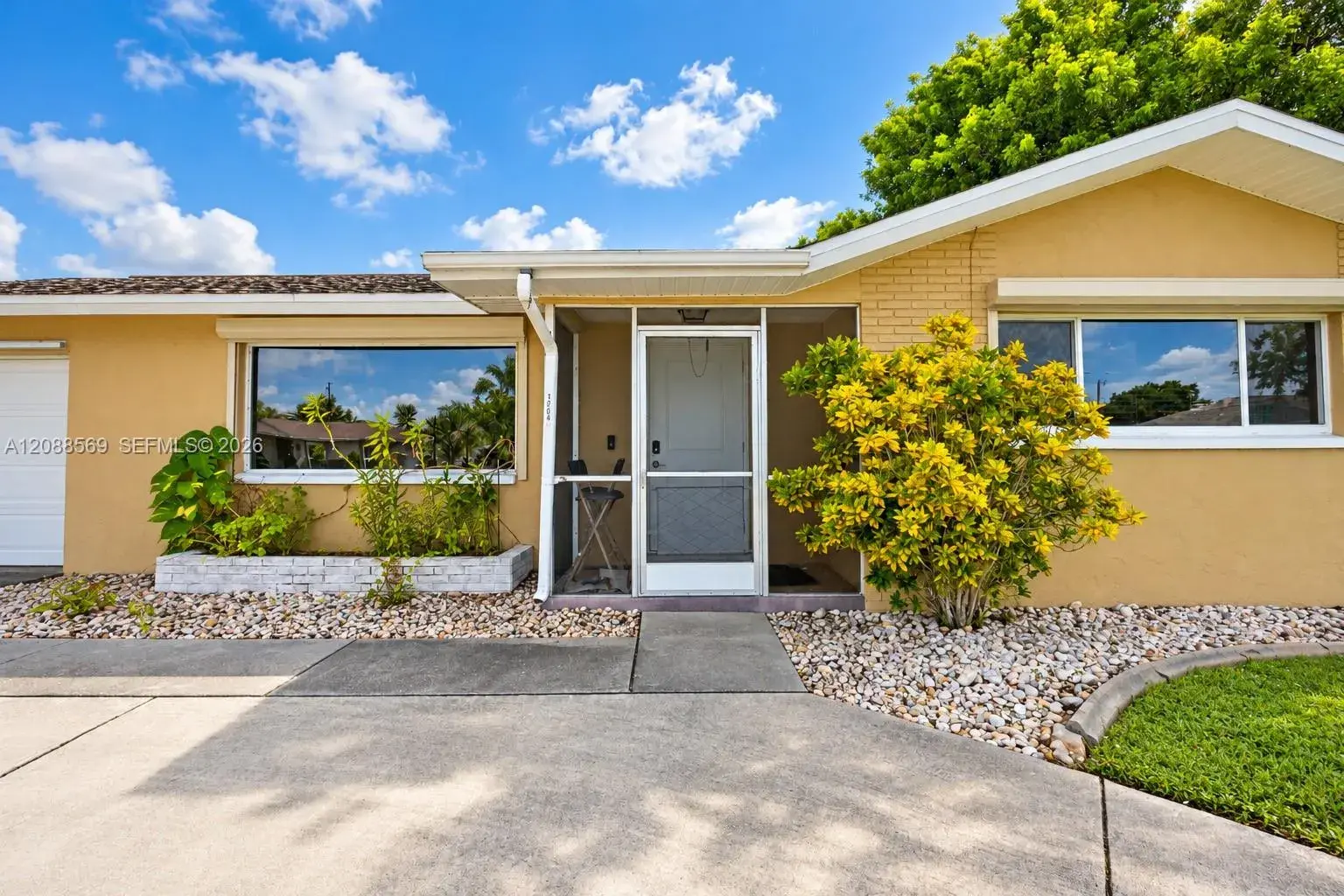 2 bedroom 2 bath Residential for sale at 1204 SE 35th St, Cape Coral FL 33904