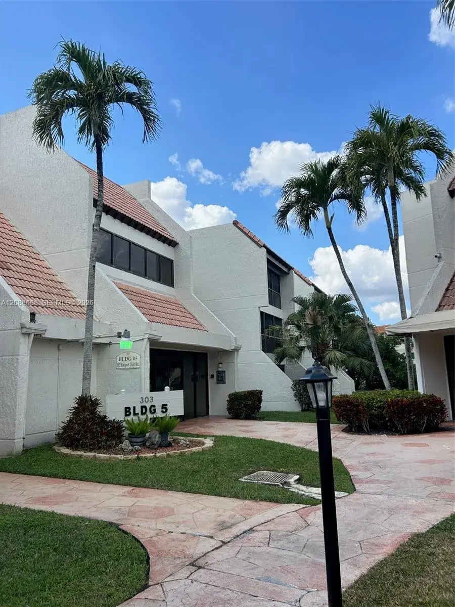 1 bedroom 1 bath Residential for sale at 303 Racquet Club Rd # 311, Weston FL 33326