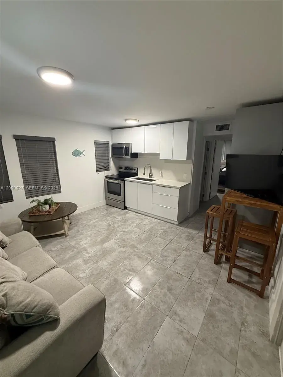 1 bedroom 1 bath Residential Lease for rent at 2020 Washington St # 3, Hollywood FL 33020