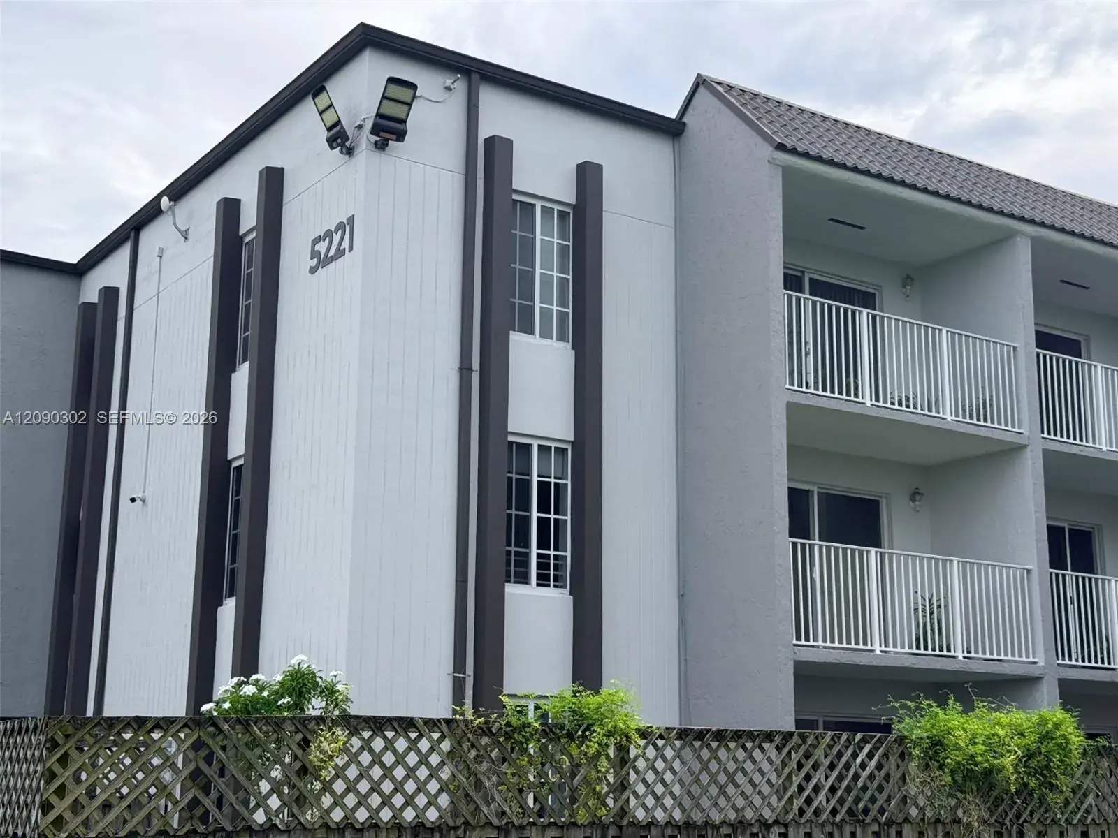 1 bedroom 1 bath Residential for sale at 5221 Geneva Way # 304, Doral FL 33166