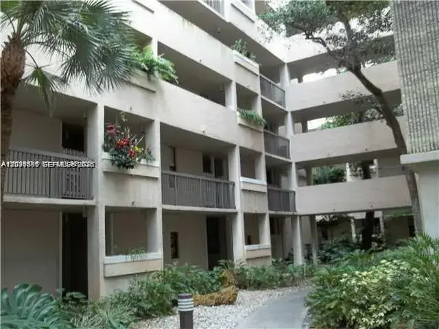 2 bedroom 2 bath Residential for sale at 6800 Cypress Rd # 411, Plantation FL 33317
