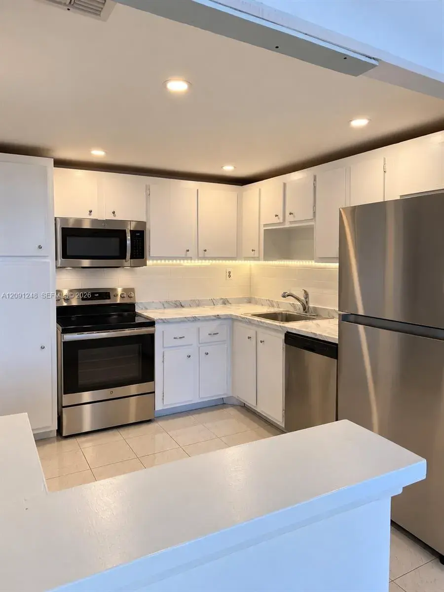 1 bedroom 1 bath Residential Lease for rent at 2761 Taft St # 212, Hollywood FL 33020