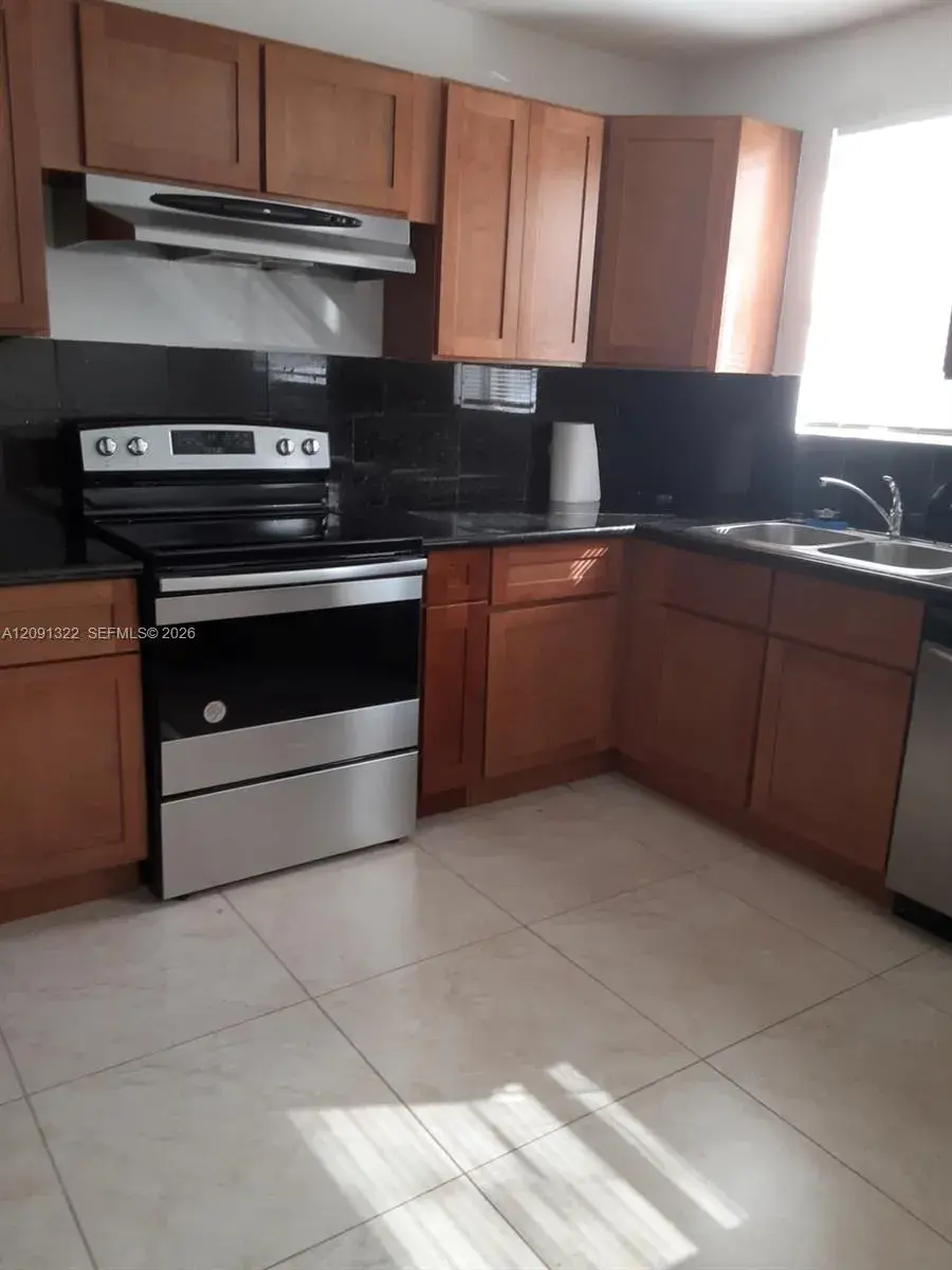 1 bedroom 1 bath Residential for sale at 2200 Taylor St # 101, Hollywood FL 33020