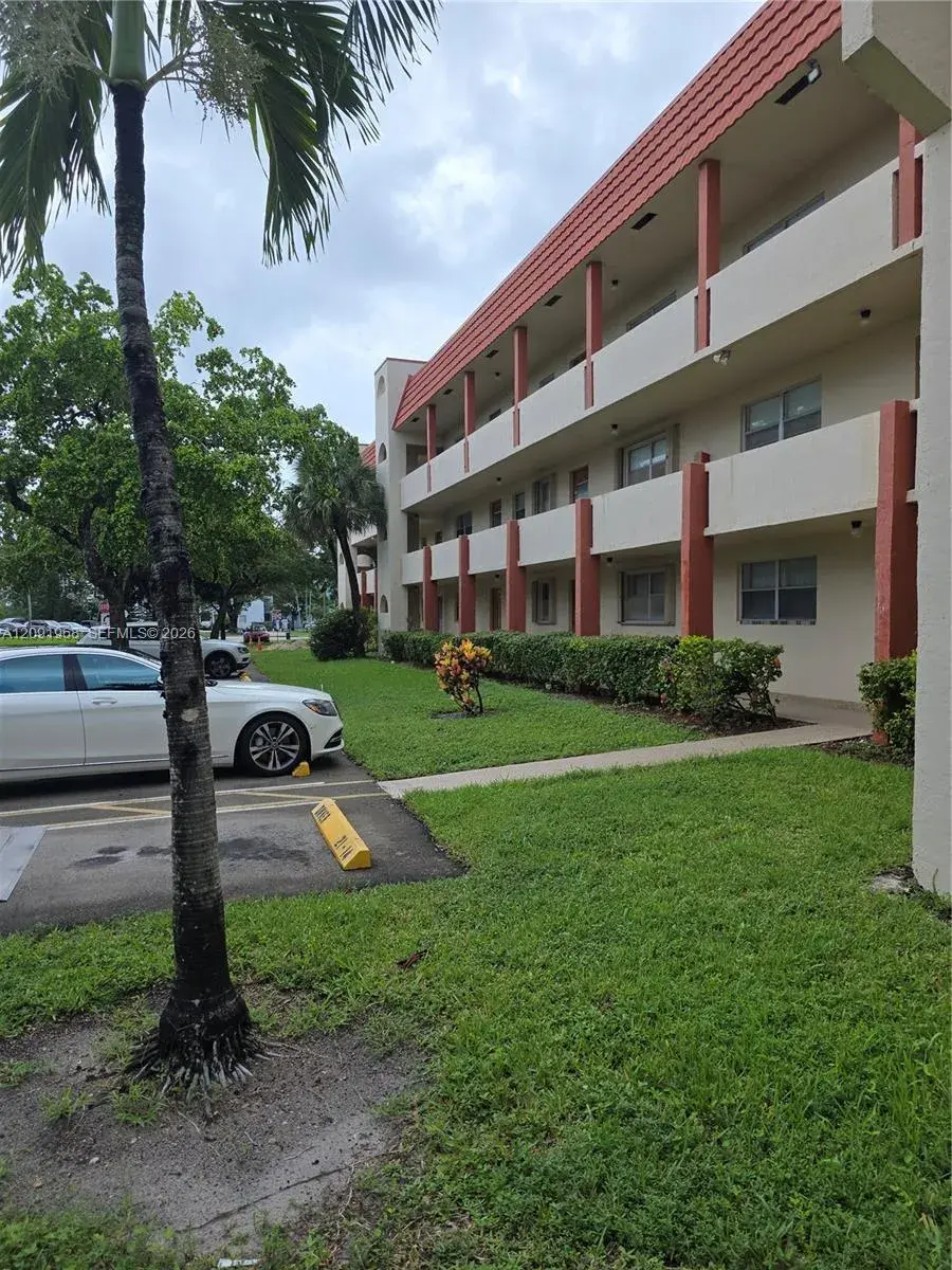 1 bedroom 1 bath Residential for sale at 3071 E Sunrise Lakes Dr # 107, Sunrise FL 33322