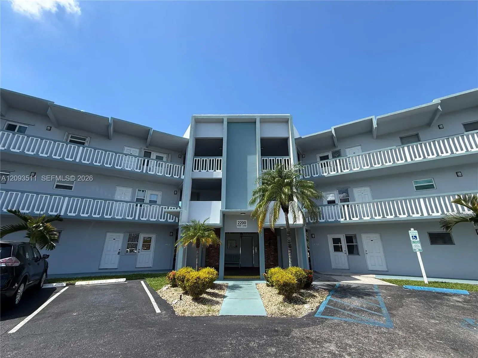 1 bedroom 1 bath Residential for sale at 2200 Park Ln # 306, Hollywood FL 33021