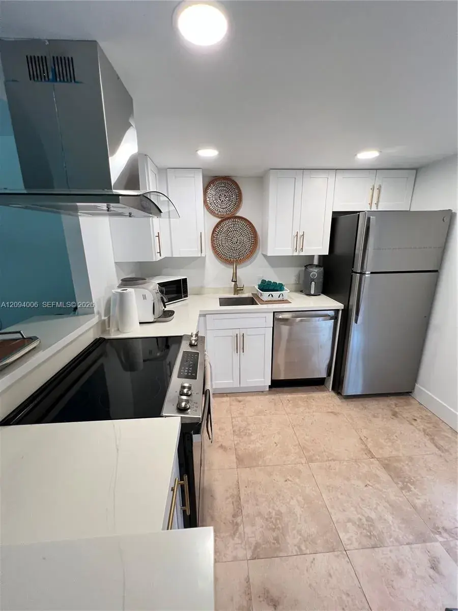 1 bedroom 1 bath Residential Lease for rent at 20500 W Country Club Dr # 117, Aventura FL 33180