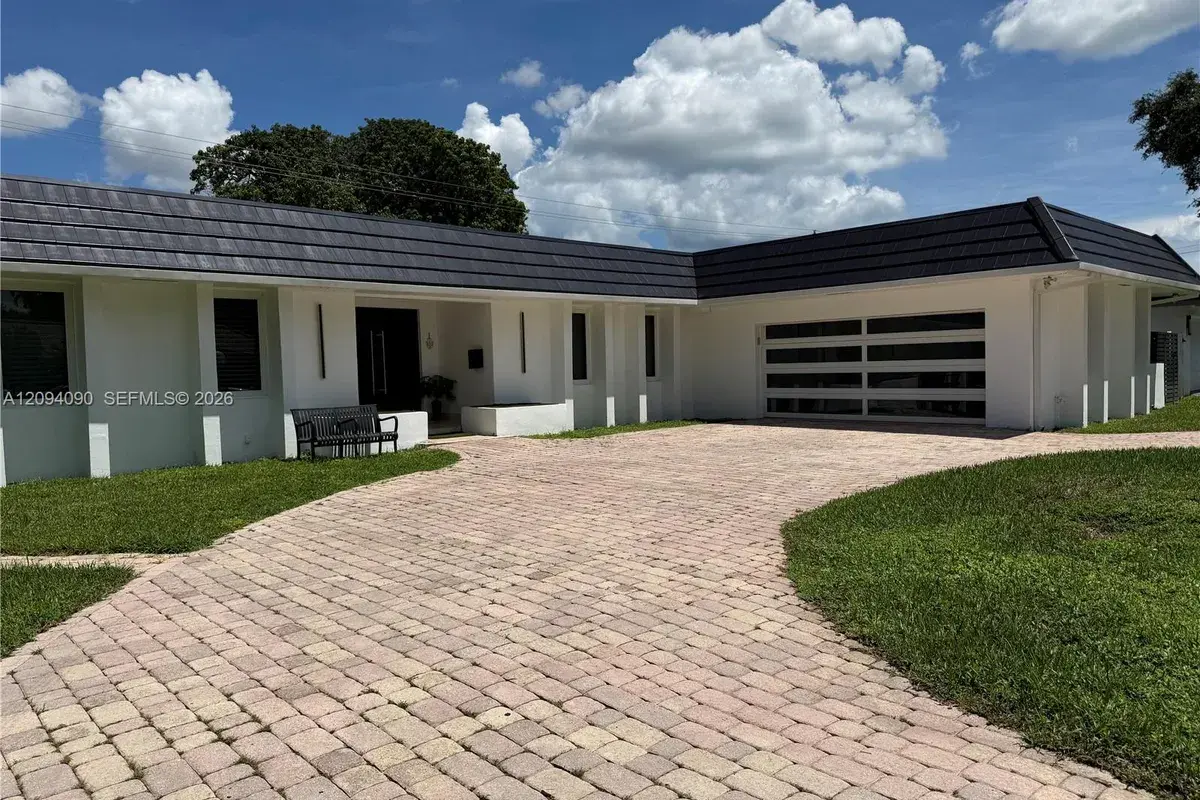2215 NE 204th St, Miami FL 33180