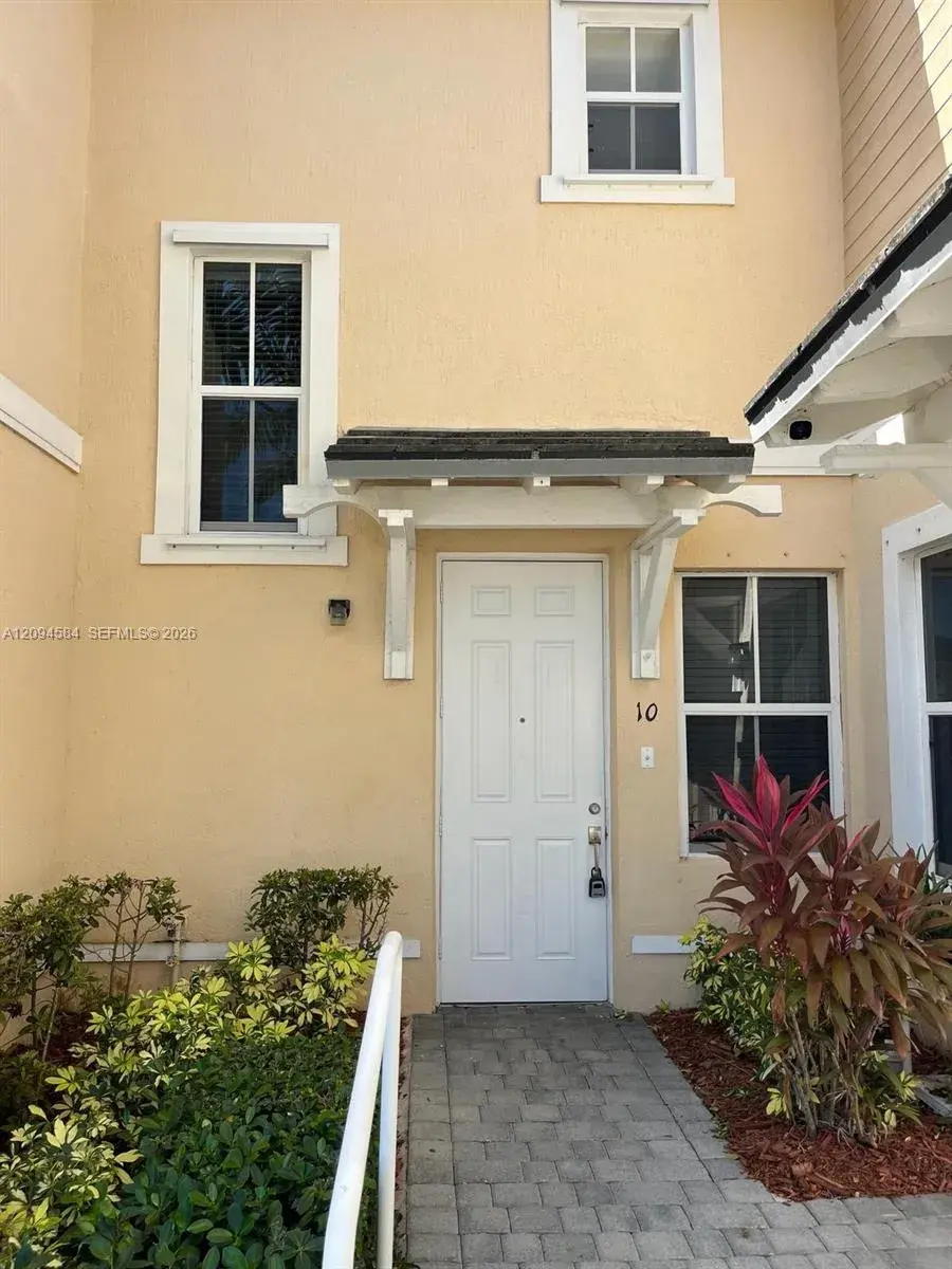 3 bedroom 3 bath Residential for sale at 142 SE 28th Ter # 10, Homestead FL 33033