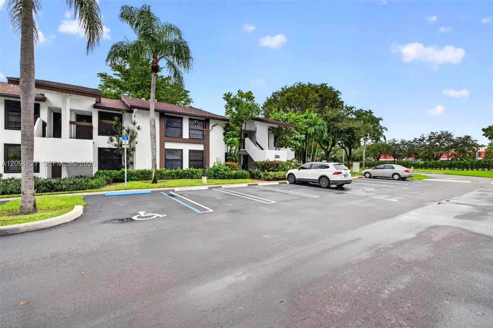 2 bedroom 2 bath Residential for sale at 204 Lake Pointe Dr # 107, Oakland Park FL 33309