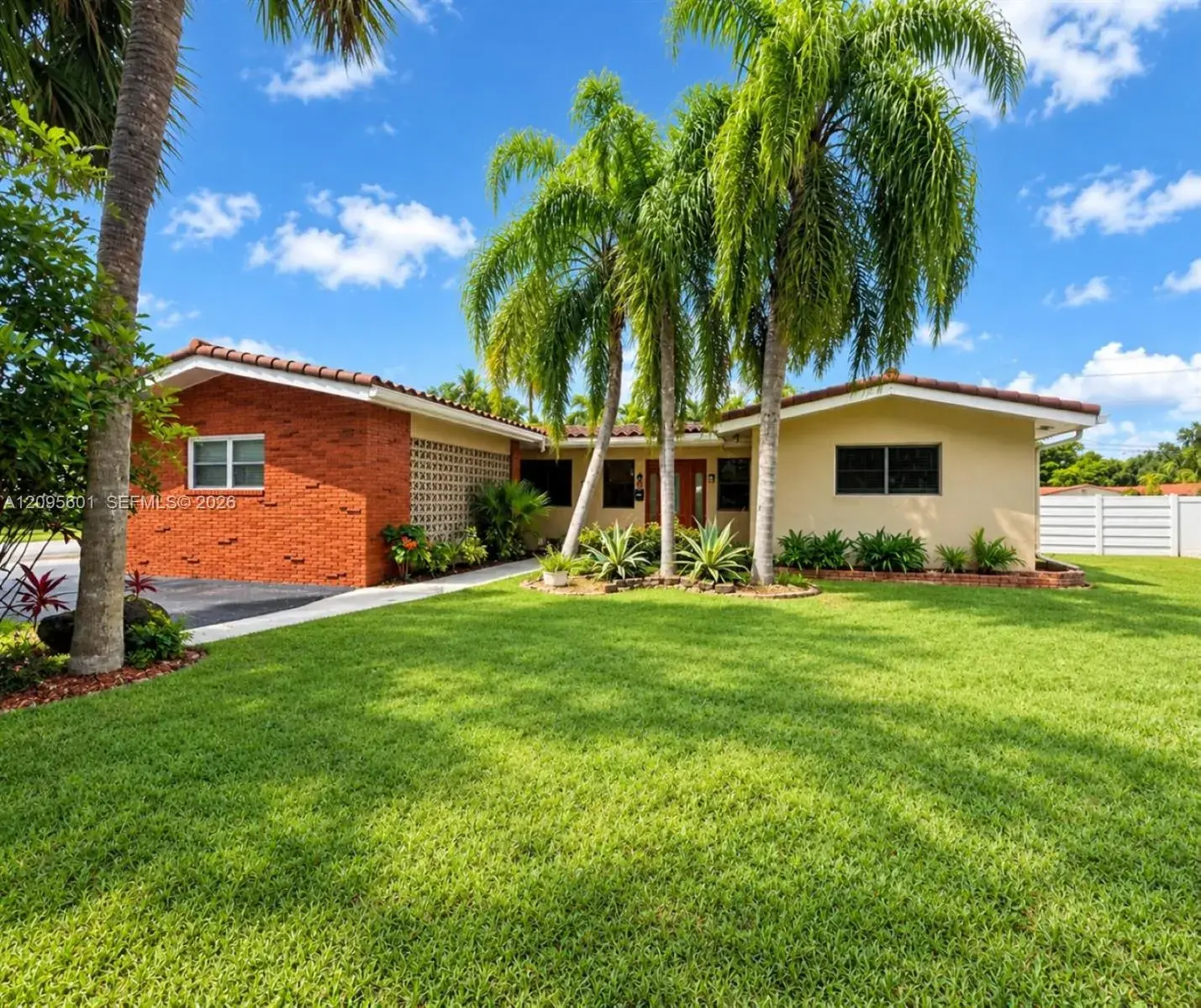 3 bedroom 2 bath Residential for sale at 604 N Crescent Dr, Hollywood FL 33021