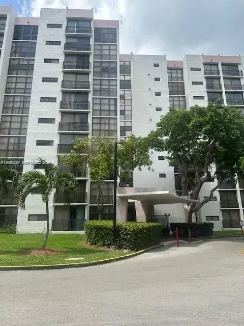 1 bedroom 1 bath Residential for sale at 17021 N Bay Rd # 521, Sunny Isles Beach FL 33160