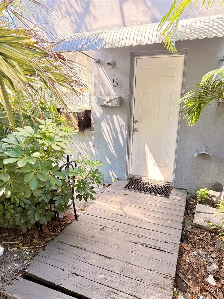1 bath Residential Lease for rent at 1111 N 22nd Ave # 5, Hollywood FL 33020
