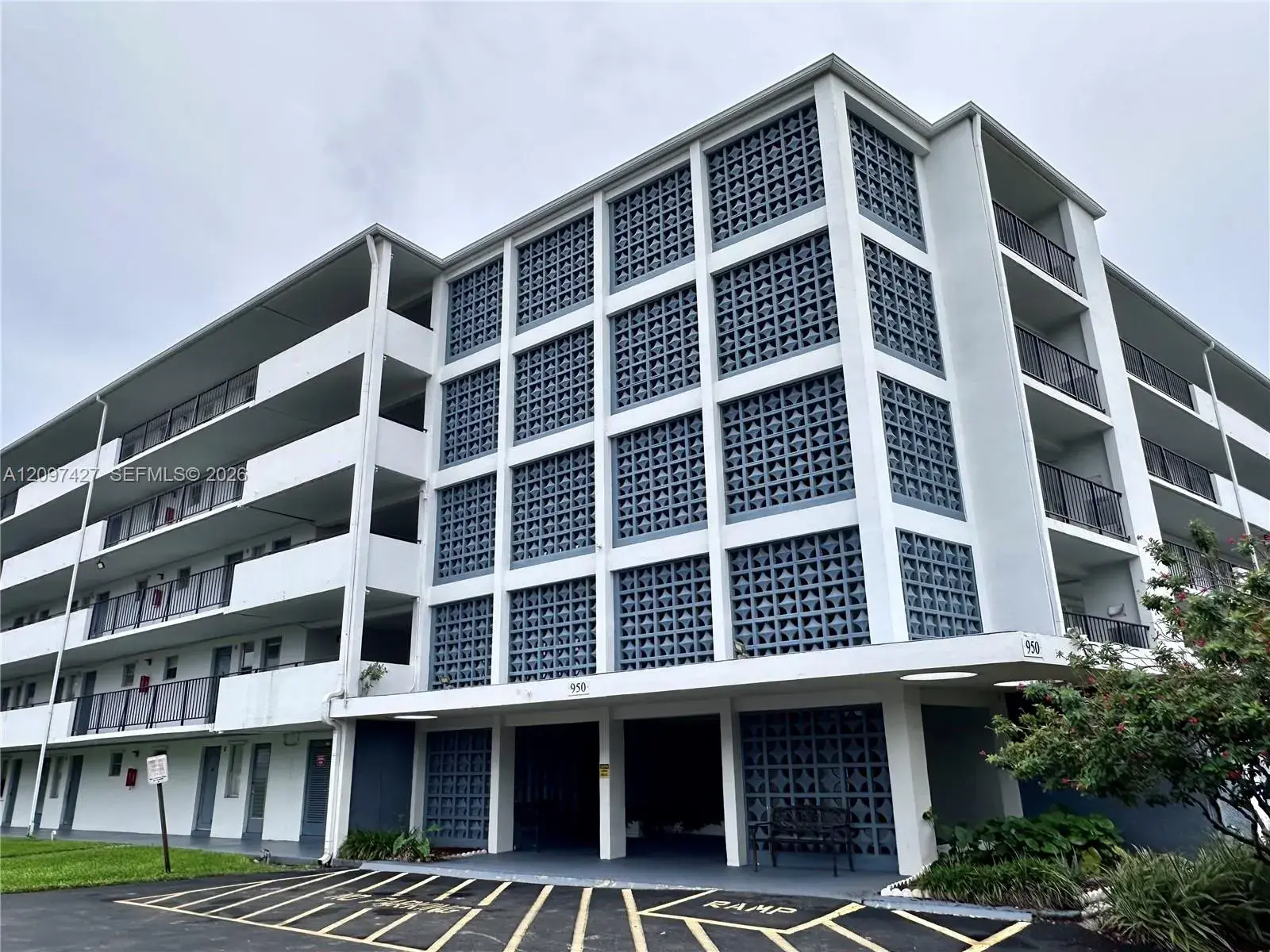 1 bedroom 1 bath Residential Lease for rent at 950 Hillcrest Dr # 511, Hollywood FL 33021