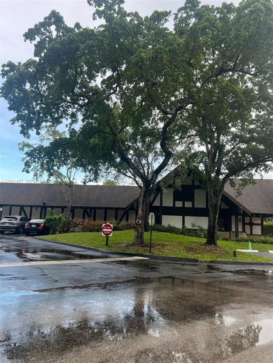 3 bedroom 2 bath Residential for sale at 3680 Inverrary Dr # 1T, Lauderhill FL 33319
