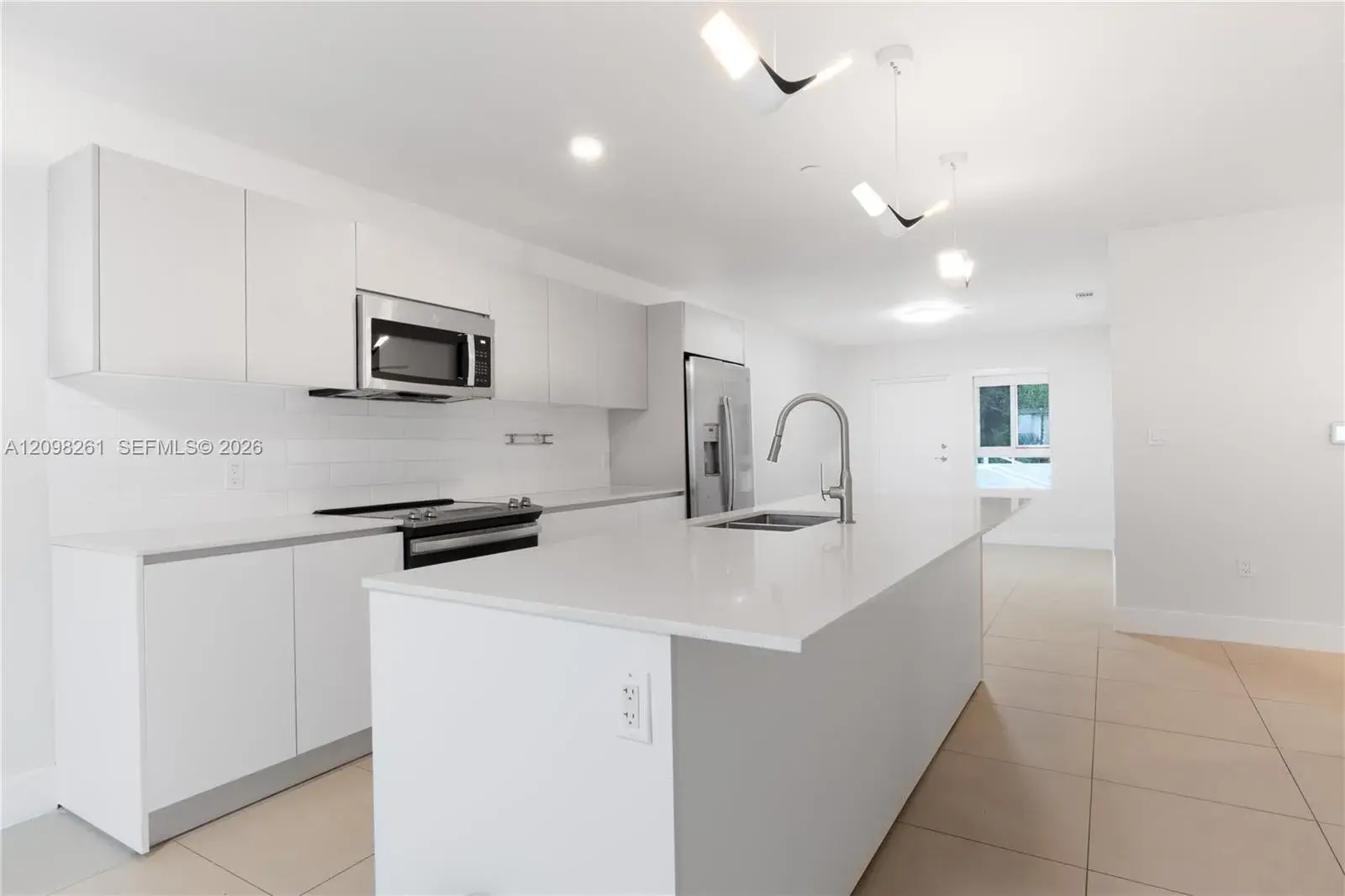 3 bedroom 2 bath Residential for sale at 2555 NE 193rd St # 2102, Miami FL 33180