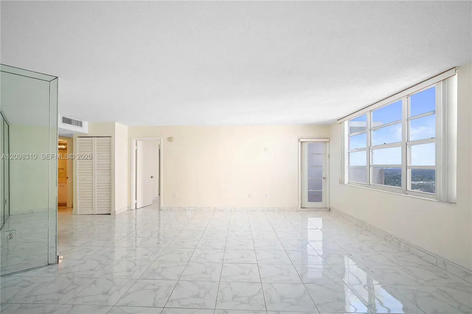 1 bedroom 2 bath Residential for sale at 2750 NE 183rd St, Aventura FL 33160