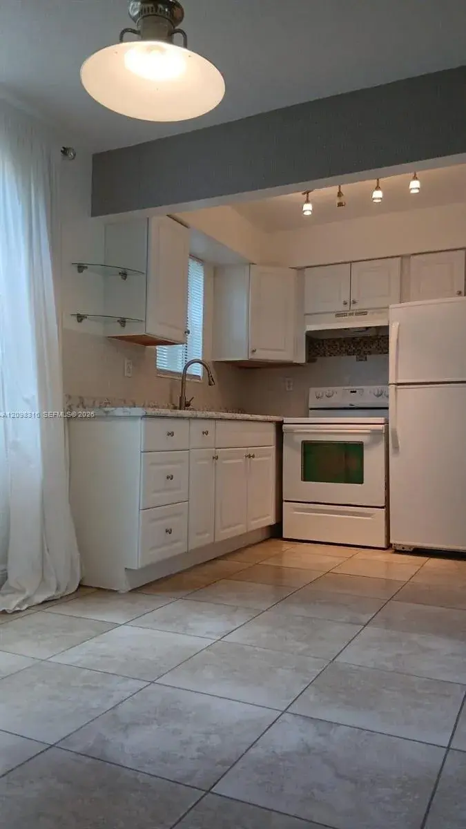 1 bedroom 1 bath Residential Lease for rent at 2200 Taylor St # 105, Hollywood FL 33020