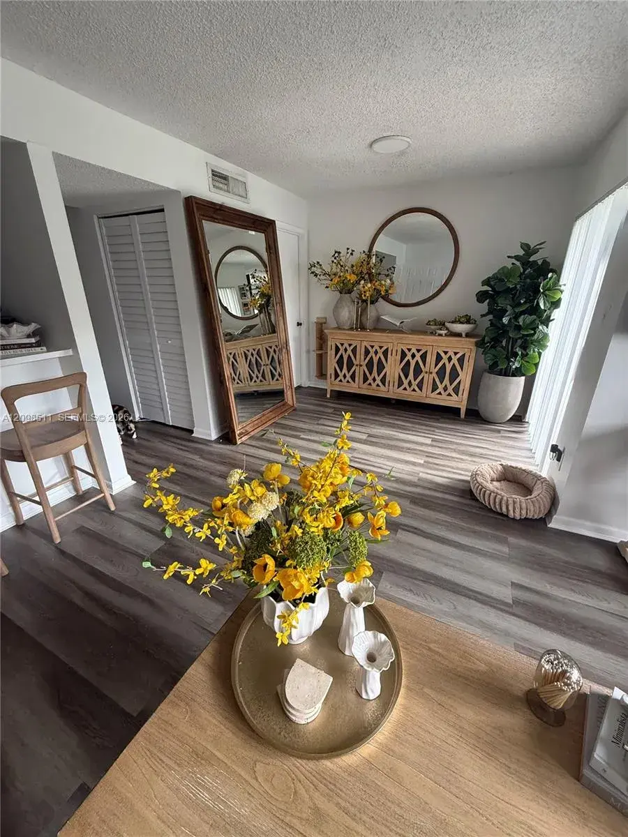 1 bedroom 1 bath Residential for sale at 510 S Park Rd # 10, Hollywood FL 33021