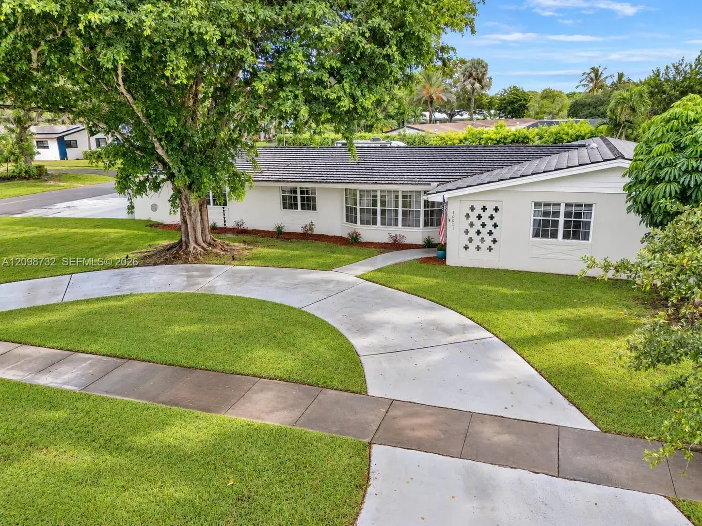 4 bedroom 2 bath Residential for sale at 16401 SW 82nd Ave, Palmetto Bay FL 33157