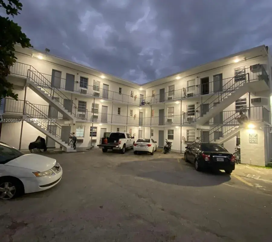 1261 NW 59th St, Miami FL 33142