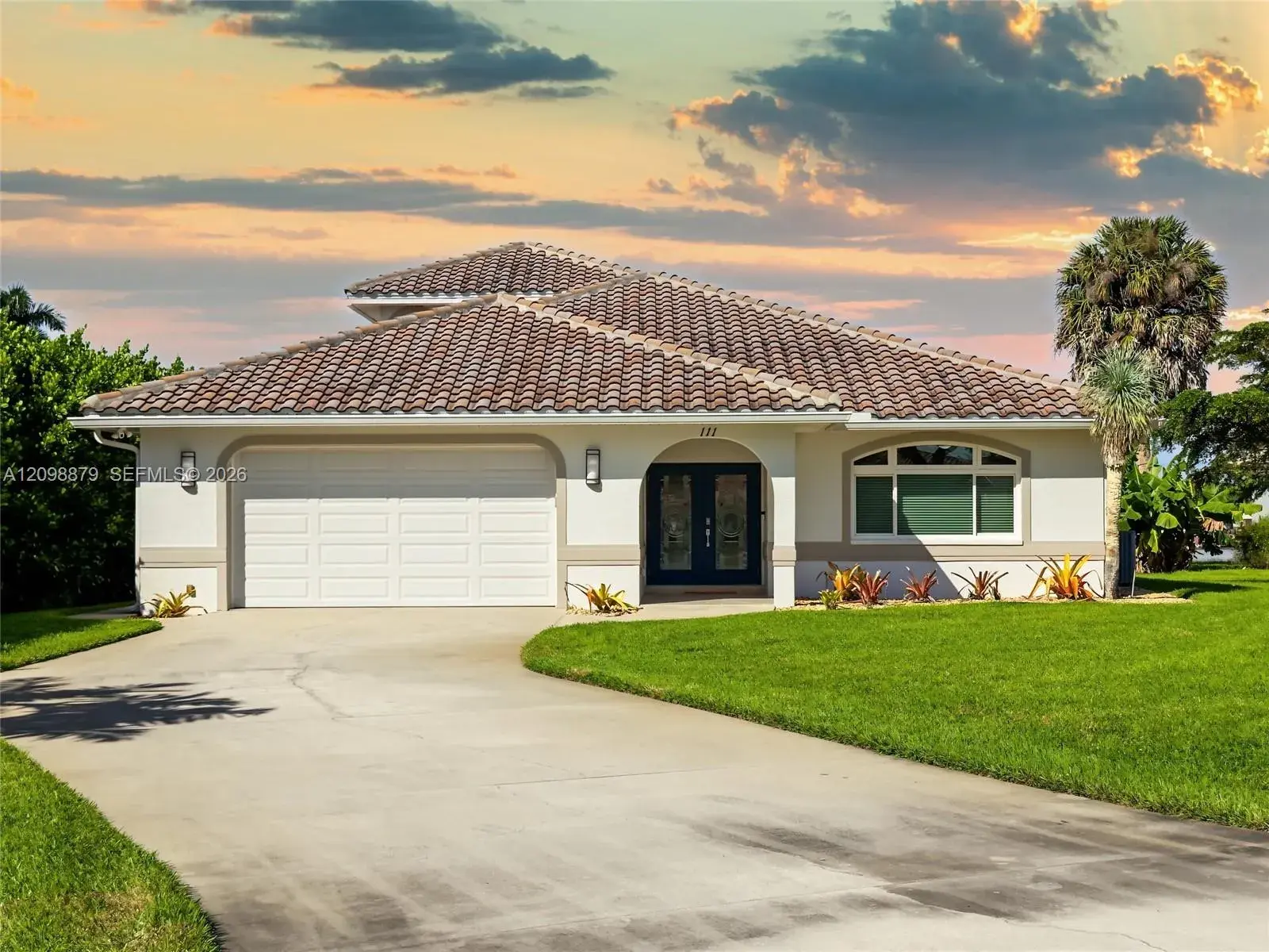 3 bedroom 3 bath Residential for sale at 111 NEWPORT CAY, Naples FL 34114