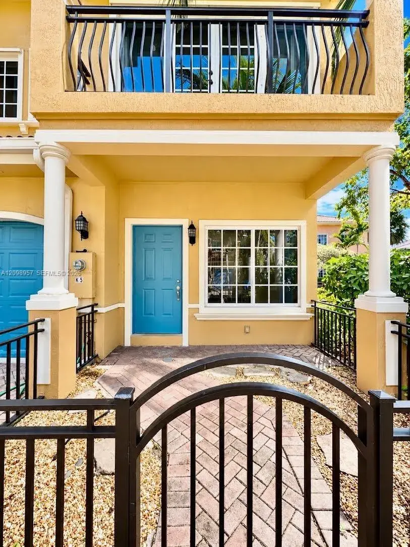 3 bedroom 2 bath Residential Lease for rent at 3200 Stirling Rd # F6, Hollywood FL 33021