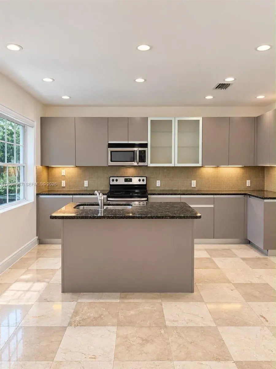 3200 Stirling Rd # F6, Hollywood FL 33021